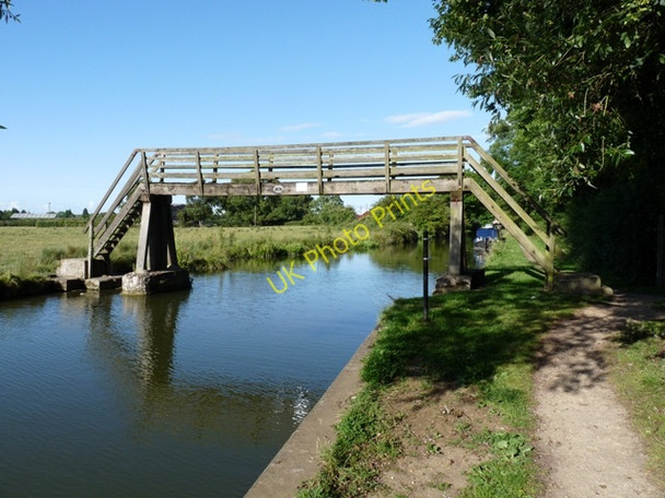 Photo 6"x4" Footbridge on the Aylesbury arm of the Grand Union Canal Gubblecote c2009