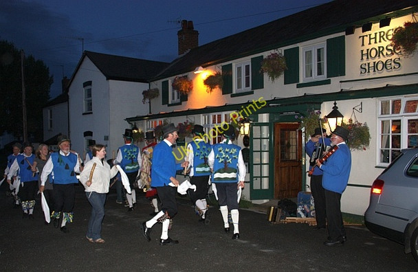 Photo 6"x4" Faithful City Morris side at the Three Horse Shoes Great Malvern c2009