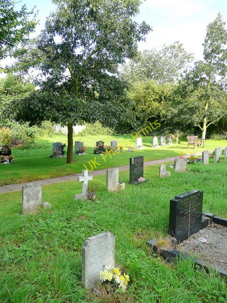 Photo 6"x4" St. Nicholas' church, Ulceby - graveyard Ulceby\/TA1014 c2009