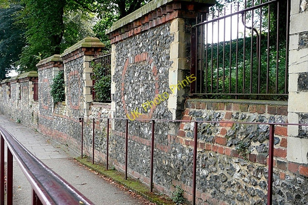 Photo 6"x4" Forbury Gardens wall Reading c2009