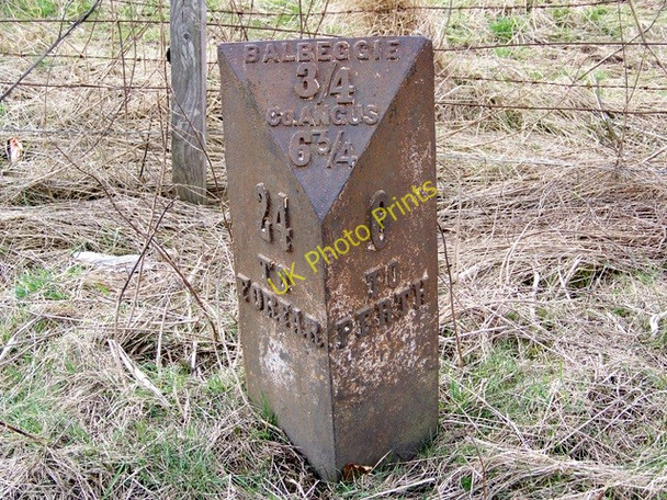 Photo 6"x4" Milepost, Balbeggie Balbeggie c2010