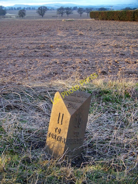 Photo 6"x4" Milepost near Drumkilbo Balkeerie c2010