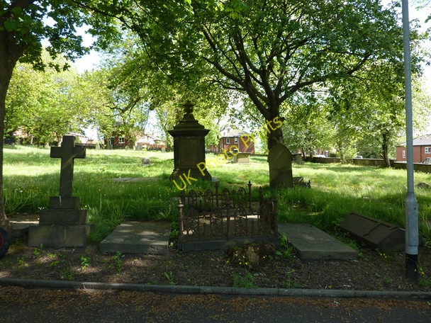 Photo 6"x4" Milnrow Parish Church, St James the Apostle. Graveyard Milnrow c2010