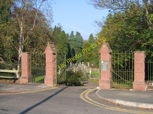 Photo 6"x4" Old Overleigh Cemetery - Entrance Gates Chester c2007