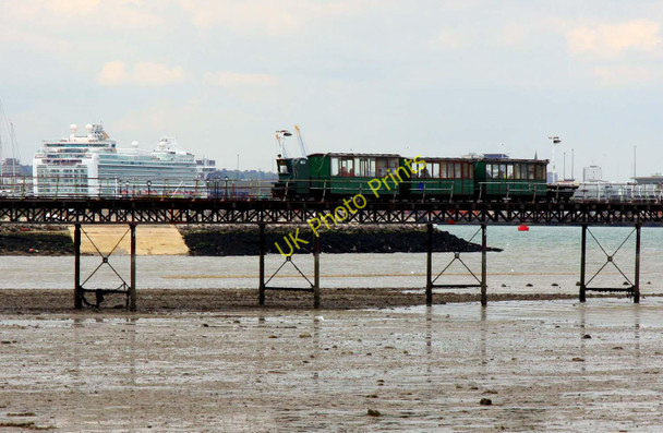 Photo 6"x4" The electric train on Hythe Pier Hythe\/SU4207 c2010 P1