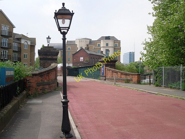 Photo 6"x4" Gas Works Bridge Reading c2010