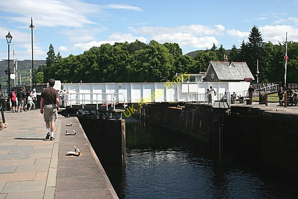 Photo 6"x4" Opening the Lock Gate Fort Augustus c2010