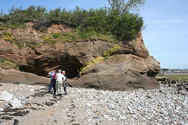 Photo 6"x4" Examining the Rocks Beaumaris c2010