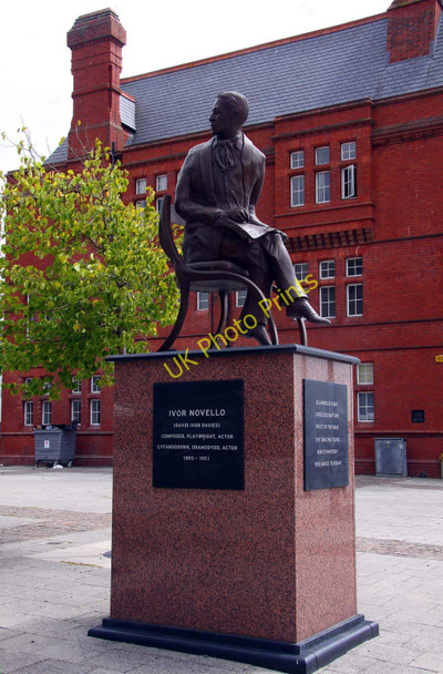 Photo 6"x4" The Ivor Novello statue by the Wales Millennium Centre Cardiff\/Caerdydd c2010