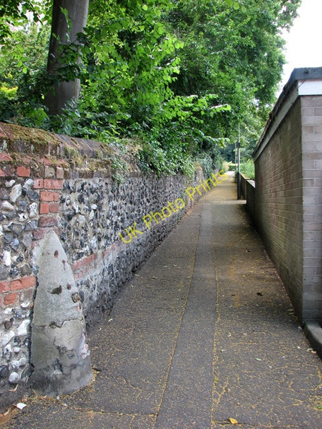 Photo 6"x4" Footpath past St Etheldreda's church, Norwich Norwich c2010