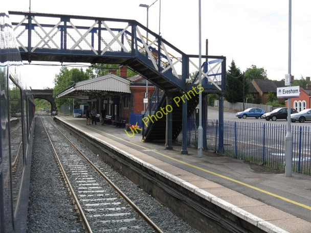 Photo 6"x4" Evesham station - down platform Evesham c2010