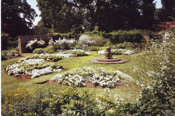 Photo 6"x4" The 'White Garden' at Barrington Court, Somerset Barrington\/ST3818 c1996
