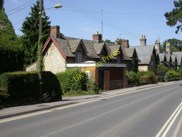 Photo 6"x4" Bladon, closed shop Woodstock\/SP4416 c2010