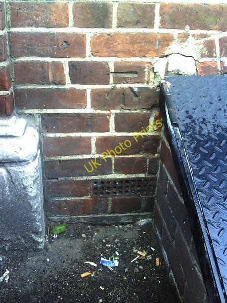 Photo 6"x4" Benchmark on side of the Hobgoblin pub Oxford\/SP5106 c2010