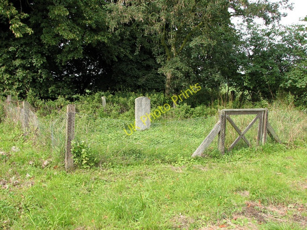 Photo 6"x4" St Andrew's church in Honingham - churchyard Honingham c2010