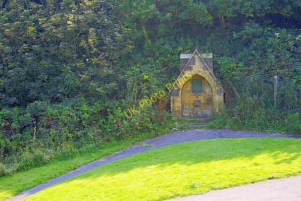 Photo 6"x4" Public Drinking Fountain, Holbeck Ravine Scarborough\/TA0388 c2010