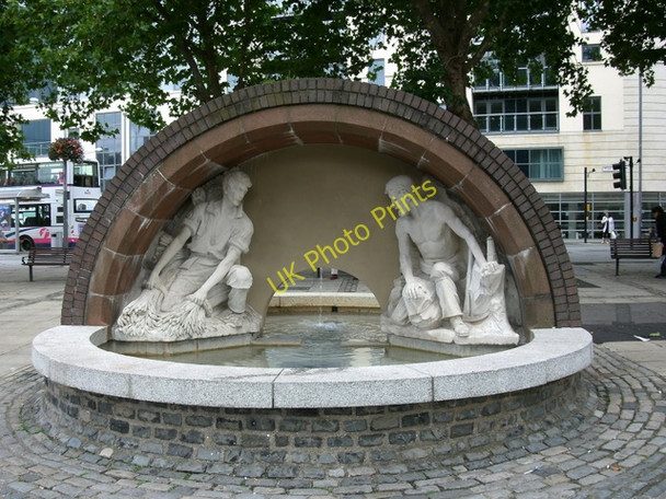Photo 6"x4" Fountain at St Augustine's Reach Bedminster c2010