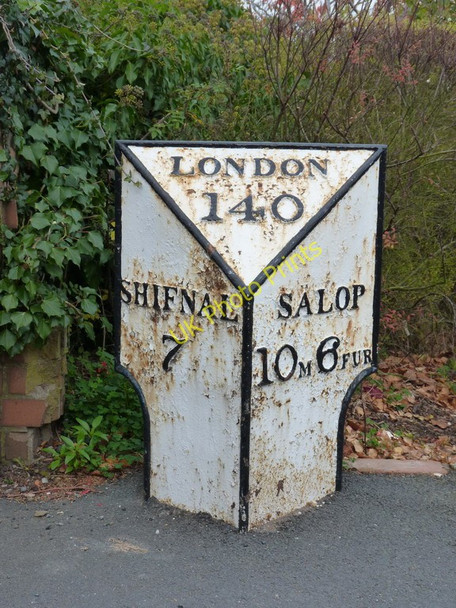 Photo 6"x4" The Wellington milepost - detail Haygate c2010