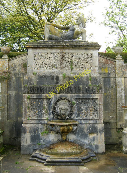 Photo 6"x4" Lower terrace fountain Calne c2010