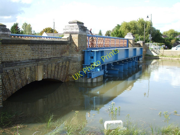 Photo 6"x4" Bridge support Battlesbridge c2010