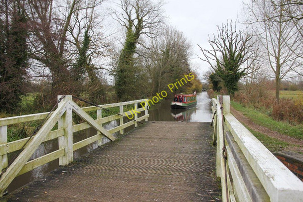 Photo 6"x4" Here they come Sheffield Bottom c2010