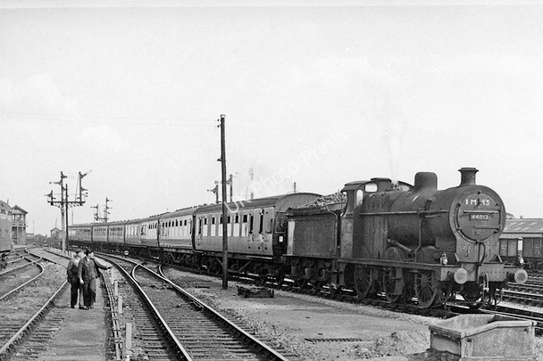 Photo 6"x4" Returning holiday express to Leicester arriving at Peterborough East Station Peterborough c1962