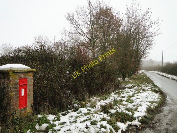 Photo 6"x4" VR postbox in Darrow Green Road, Denton, Norfolk Denton\/TM2788 c2010