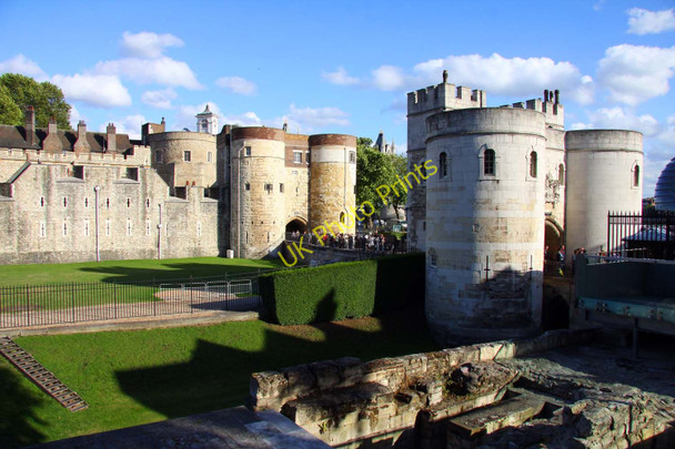 Photo 6"x4" The entrance to The Tower of London London c2010