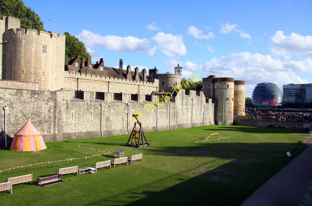 Photo 6"x4" The Tower of London moat London c2010