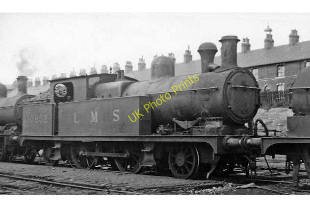 Photo 6"x4" Low Moor Locomotive Shed: a Lancashire & Yorkshire 3P 2-4-2T Low Moor\/SE1528 c1947