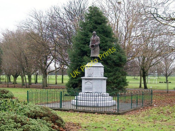 Photo 6"x4" Sean Russell's Statue in Fairview Park Marino c2010