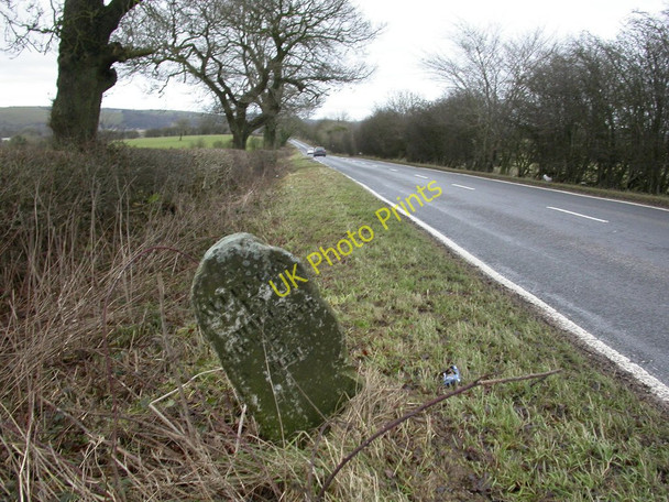 Photo 6"x4" Hognaston, milestone Hognaston c2011