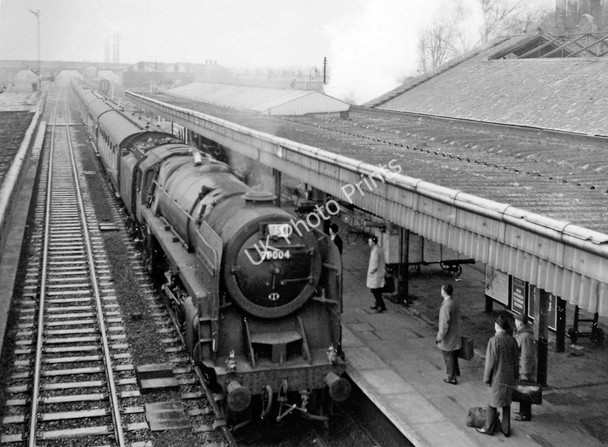 Photo 6"x4" Bletchley Station, with Down Relief express Bletchley\/SP8634 c1963