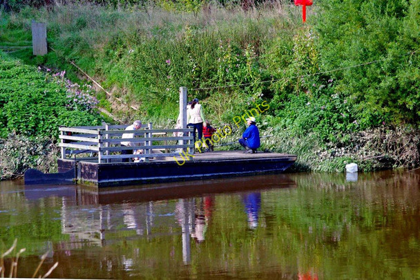 Photo 6"x4" Hampton Loade Ferry (5) - disembarking at Hampton, River Severn Hampton\/SO7486 c2010