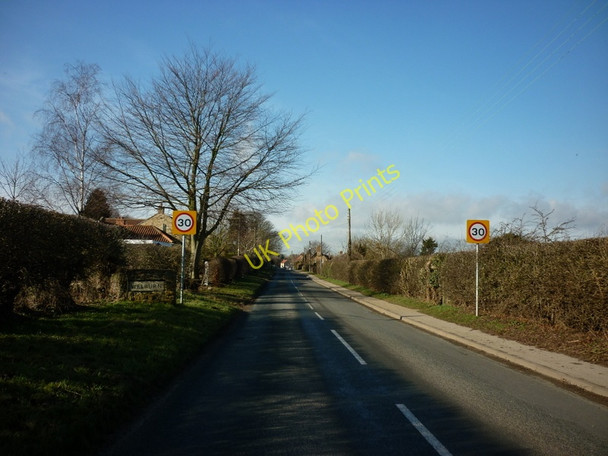 Photo 6"x4" Entering Welburn on Chanting Hill Close Welburn\/SE7267 c2011