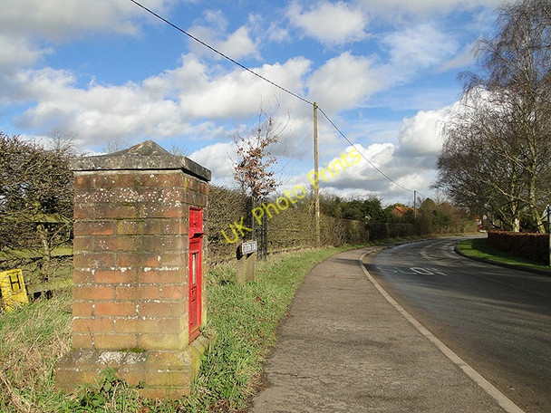Photo 6"x4" Victorian postbox at Foulsham Bexfield c2011