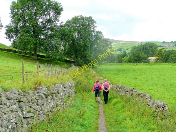 Photo 6"x4" Walking in Swaledale Grinton c2010