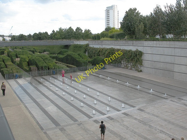 Photo 6"x4" Fountains at Thames Barrier gardens Woolwich c2009
