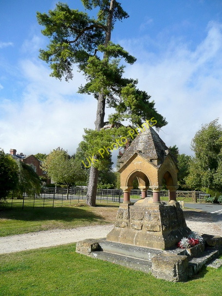 Photo 6"x4" Dumbleton drinking fountain Dumbleton c2009