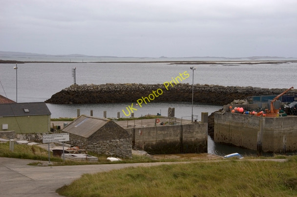 Photo 6"x4" Berneray harbour Borgh\/NF9181 c2009