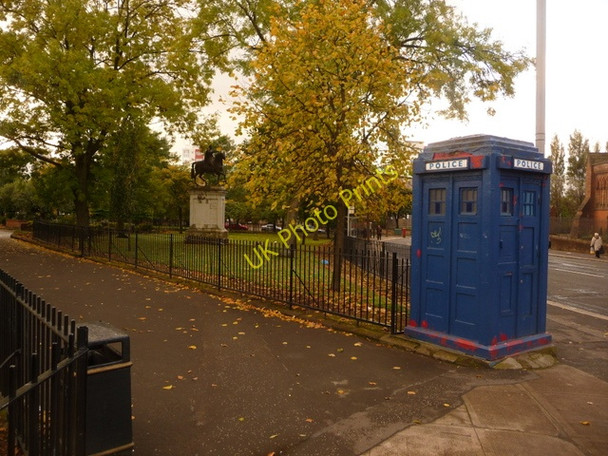 Photo 6"x4" Glasgow: police box on Cathedral Square Glasgow c2009