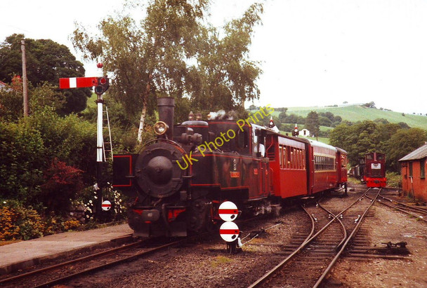 Photo 6"x4" A train arrives at Llanfair Caereinion Llanfair Caereinion c2001