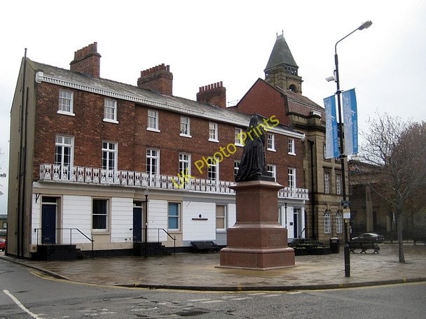 Photo 6"x4" Queen Victoria Statue (2) Wakefield\/SE3320 c2009