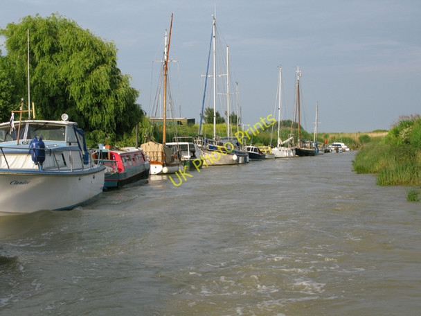 Photo 6"x4" Boats moored along the bank of the River Stour Sandwich c2009