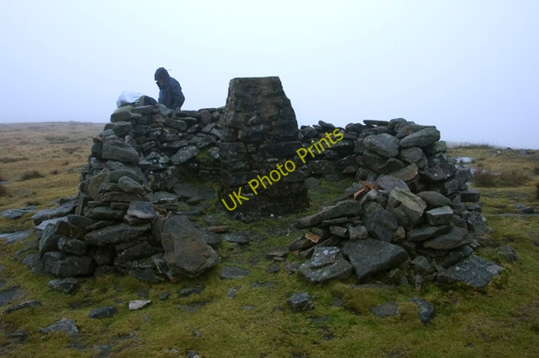 Photo 6"x4" Wild Boar Fell trig point and shelter Fell End\/SD7298 c2009
