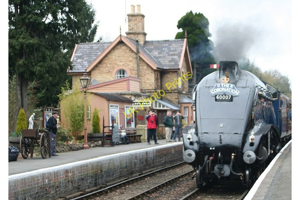 Photo 6"x4" Train arriving at Hampton Loade station Hampton\/SO7486 c2009