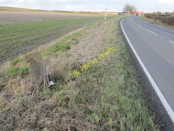 Photo 6"x4" Milestone on the bend South Stoke\/SU5983 c2010