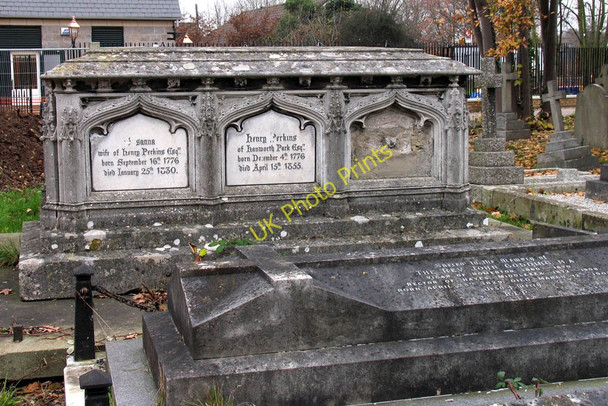 Photo 6"x4" St George, Castle Way, Hanworth - Churchyard Feltham\/TQ1073 c2004