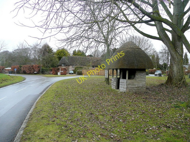 Photo 6"x4" Kimpton thatched bus shelter Kimpton\/SU2846 c2010