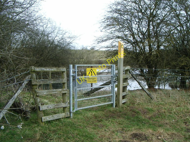 Photo 6"x4" Gated access to footpath north Gibbet Hill\/SP5280 c2010
